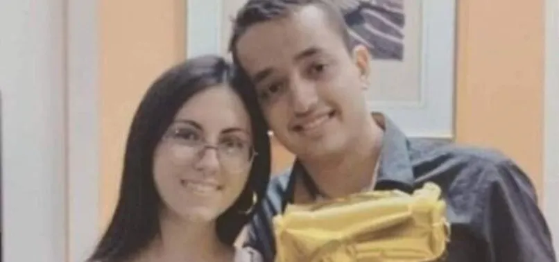 Yunanistan'da iki genç sevgili enkaz altından birbirlerine sarılmış halde çıkarıldılar