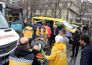 İstanbul'da dolmuş ile özel halk otobüsü çarpıştı