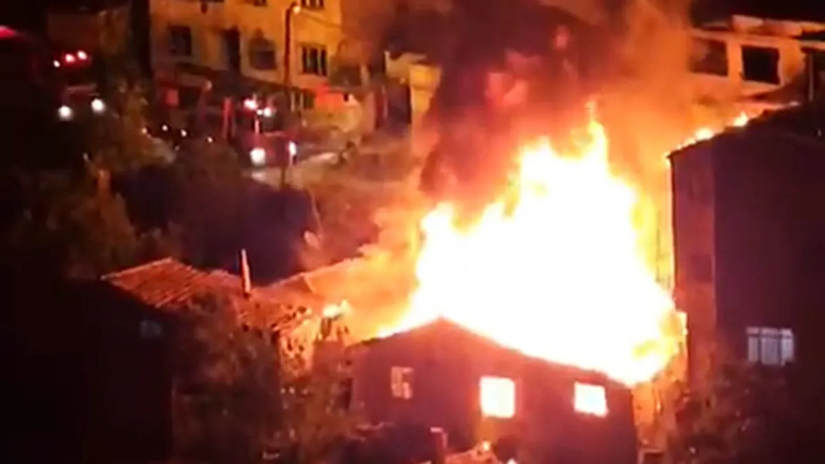 Gaziosmanpaşa'daki 4 gecekondu alevlere teslim