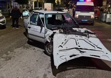 Otomobil yaya geçidinde duran araca çarptı: 2 yaralı