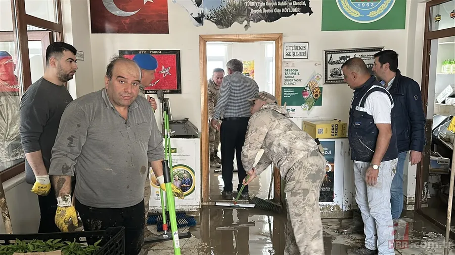 Samsun'daki sel felaketinin izleri gün ağarınca ortaya çıktı! Araçlar ters dönüp birbirine girdi 11