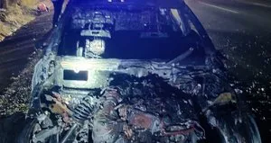 Adana’da seyir halindeki otomobil alev alev yandı