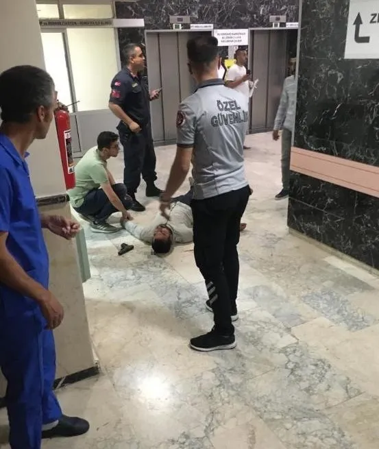 elazigda-hastane-birbirine-karisti-silahli-kavgada-once-agabeyini-sonra-kardesini-vurdu-1659000077678.jpg