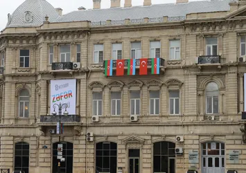 Son dakika: Bakü sokakları Türk bayrakları ile süslendi
