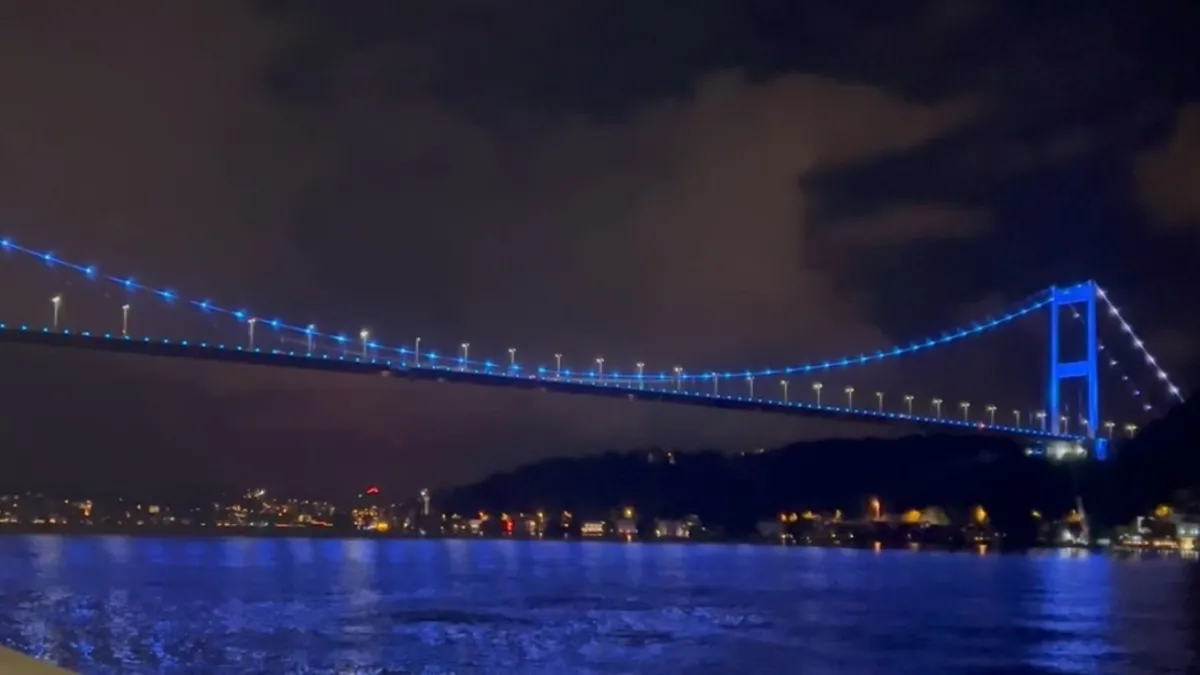 Fatih Sultan Mehmet Köprüsü mavi renkle ışıklandırıldı