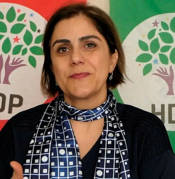 Görevden alınan HDP’li Belediye Başkanı Belgin Diken güvenlik güçlerine saldırıda bulunulan eyleme katılmış