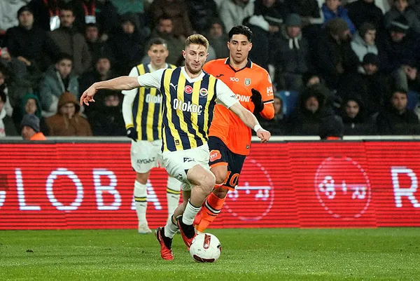 istanbulda-kritik-viraj-basaksehir-fenerbahce-macinda-ilk-duduk-caldi-1706121348451.jpg Kanarya son dakikalarda güldü! Başakşehir 0-1 Fenerbahçe (MAÇ SONUCU) - 3