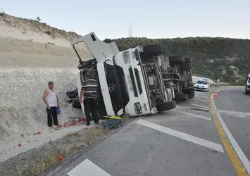 Devrilen kepek yüklü kamyondan uyuşturucu çıktı