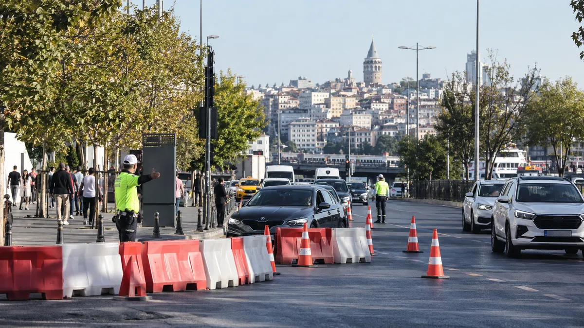 Beşiktaş’ta Büyükdere Caddesi ve bağlantılarında trafik düzenlemesi uygulanıyor.