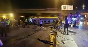 İstanbul’da yakıt tankeri devrildi