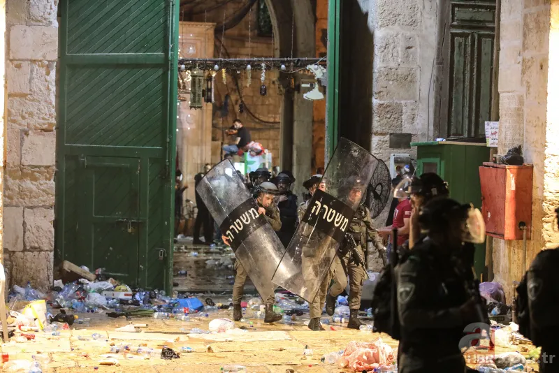 Terörist İsrail Mescid-i Aksa'da kan döktü! Yüzlerce yaralı var! İşte son görüntüler 1