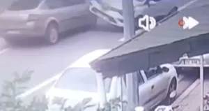 Park halindeki araca çarptı ters döndü