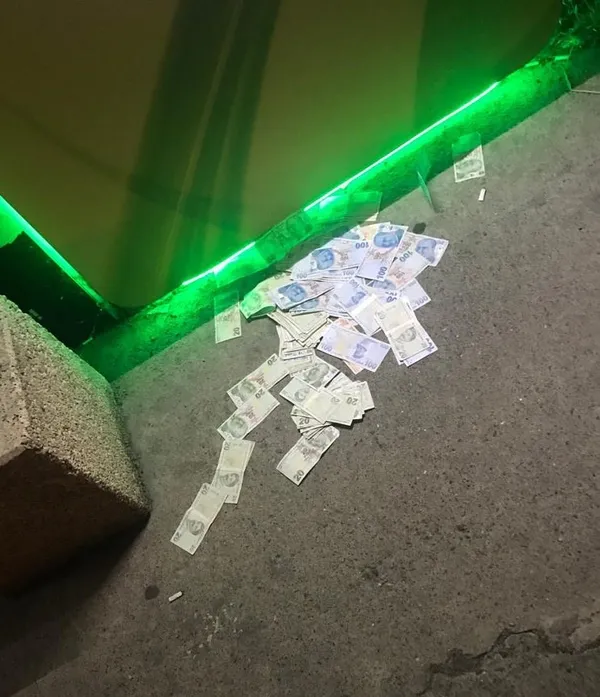 atmye-kapasitesinden-fazla-para-yuklemeye-kalkisti-paralari-yola-sacildi-1660248099196.jpg ATM'ye kapasitesinden fazla para yükledi: Paraları yola saçıldı - 2