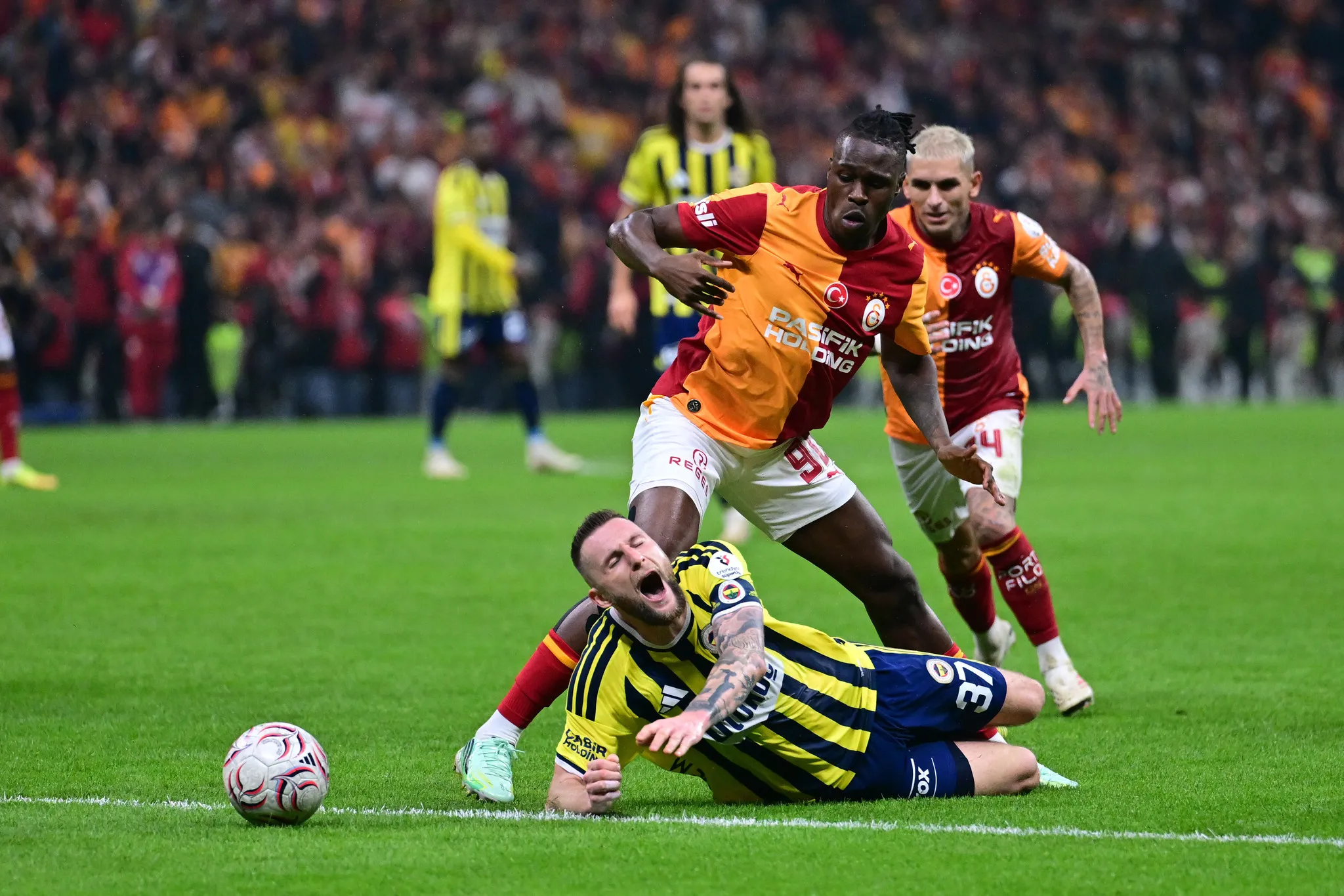 Galatasaray'da Okan Buruk'tan savunmaya neşter! Singo ve Jakobs kararı