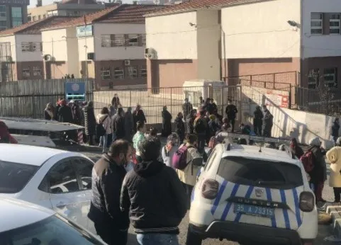 izmirde-ogrencilere-taciz-iddiasiyla-kantinci-tutuklandi-1641304354305.jpg İzmir’de öğrencilere taciz iddiasıyla kantinci tutuklandı - 2