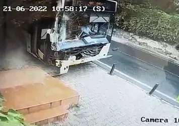 Yokuş aşağı kayan yolcu dolu İETT felaketi es geçti! Camdan içeriye dal parçaları girdi: 1 yaralı
