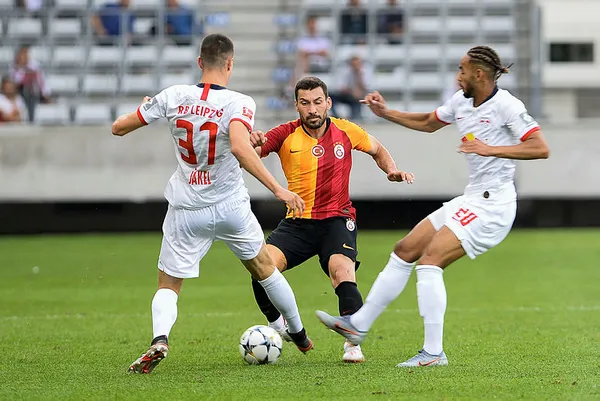 Galatasaray’da Şener Özbayraklı sakatlandı