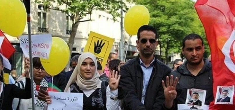 Fransa'nın başkenti Paris'te Muhammed Mursi gösterisi