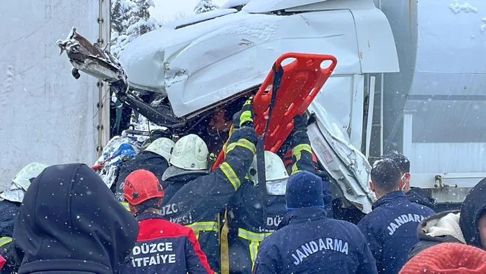 Son dakika: Bolu Dağı'nda kar yağışı kazayı beraberinde getirdi! TEM otoyolu Ankara ve İstanbul istikametleri trafiğe kapandı - 3