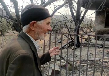 Yanan evinin bahçesindeki meyveleri orman işçilerine ikram etti