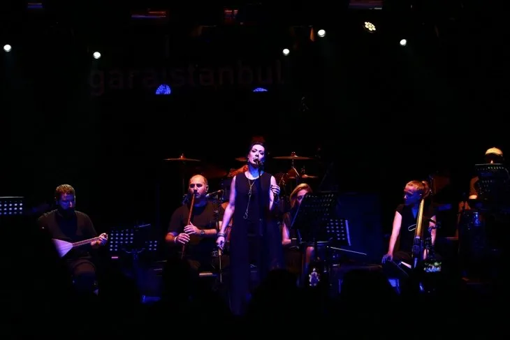 Kanseri iki kez yenen şarkıcı Gülay sahnelere geri döndü