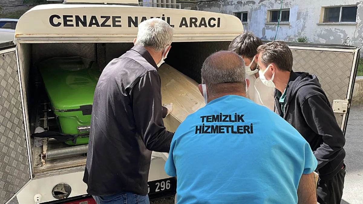 Sivas'ta kenenin yapıştığı genç hayatını kaybetti