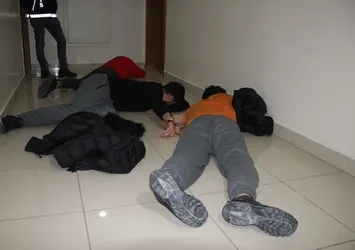 Lüks rezidansa baskın! Ayakkabılardan çıktı...