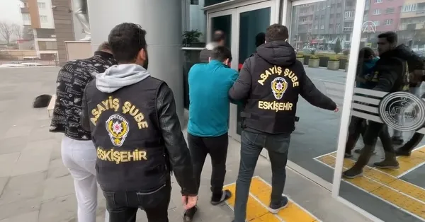 son-dakika-eskisehirde-vahset-kiz-arkadasini-olduren-zanli-tutuklandi-1671383900717.jpg Son dakika: Eskişehir'de vahşet! Kız arkadaşını öldüren zanlı tutuklandı | İşte katilin ilk ifadeleri - 6