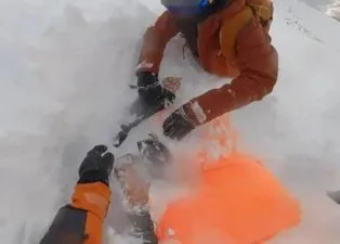 Çığ altında kalan kadın kayakçılar böyle kurtarıldı