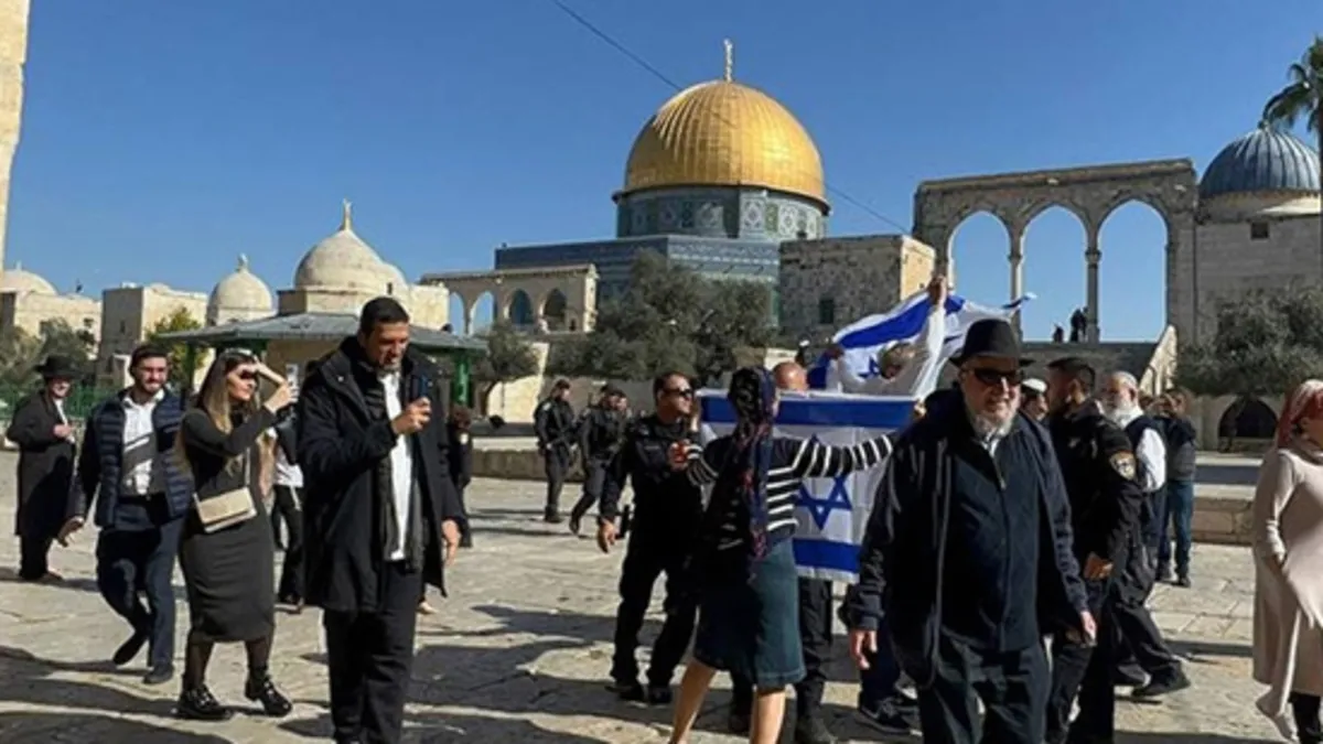 İşgalci yahudilerden alçak provokasyon! Mescid-i Aksa'da İsrail bayrağı açtılar