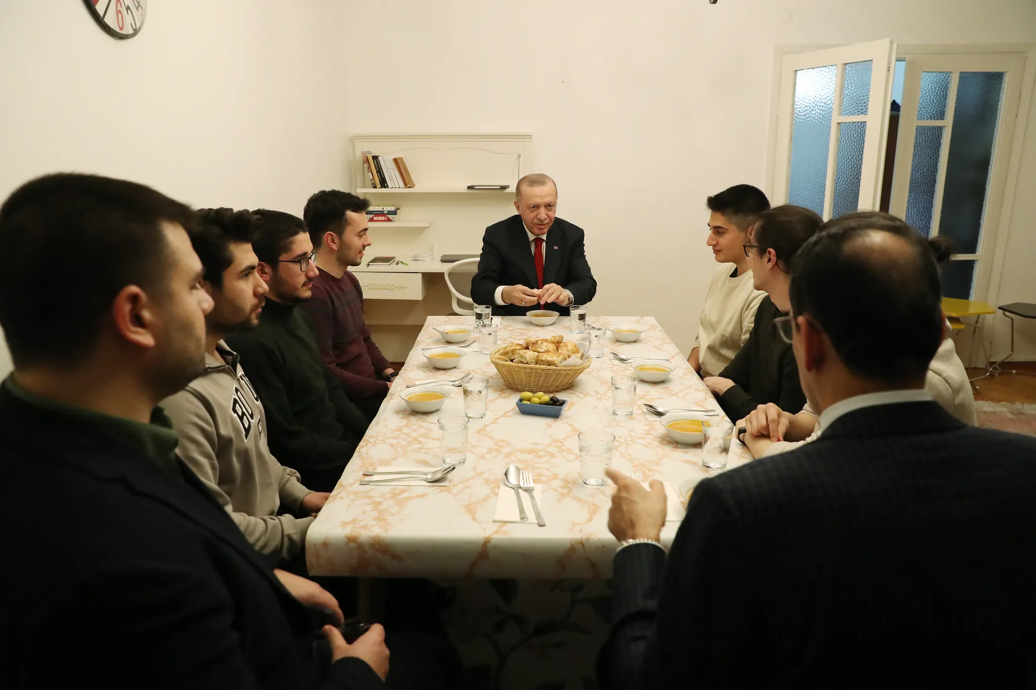 Başkan Erdoğan iftar için İstanbul'daki bir öğrenci evine konuk oldu
