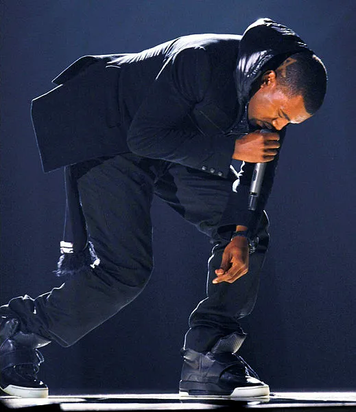 Kanye West'in ayakkabılarına dudak uçuklatan rakam - 2