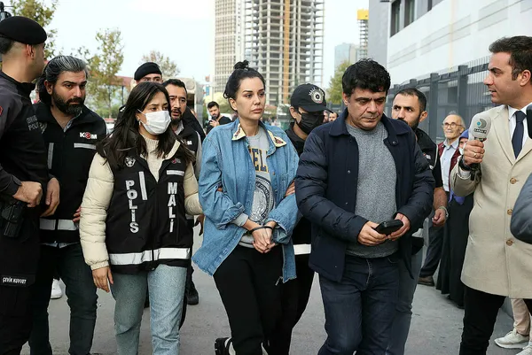 dilan-polat-sorusturmasi-genisliyor-sampiyonlar-ligi-fotografina-sorusturma-1701178956656.jpg Dilan Polat davası genişliyor! "Şampiyonlar Ligi" fotoğrafına soruşturma: Masadaki herkes mercek altında - 1