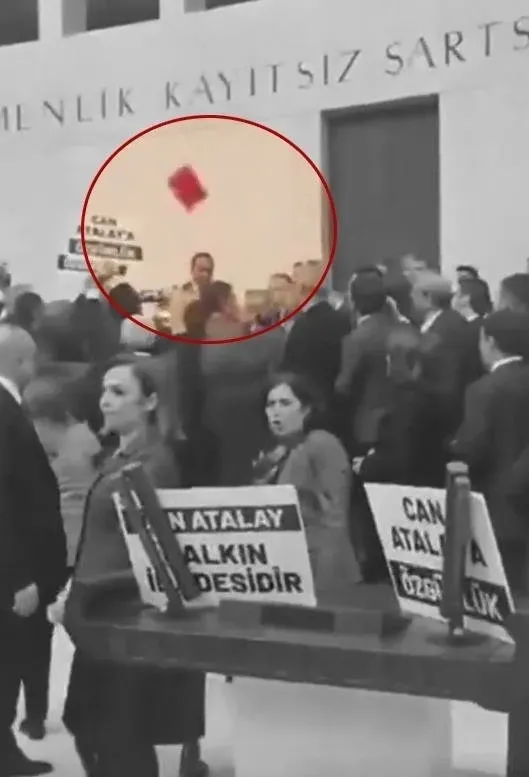 chp-dem-ve-tipten-gazi-mecliste-buyuk-saygisizlik-anayasa-kitapcigini-firlatan-isim-teroristlerden-oy-isteyen-1706635169796.jpeg CHP, DEM ve TİP'ten Gazi Meclis'te büyük saygısızlık! Anayasa kitapçığını fırlatan isim PKK'dan oy isteyen CHP'li Aysu Bankoğlu... - 4