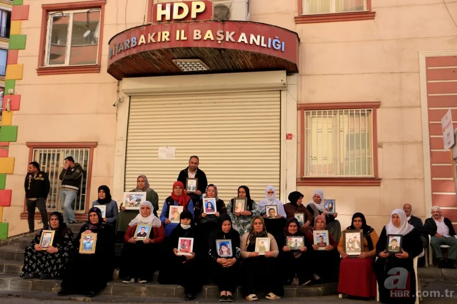 PKK'ya karşı anneler ve babalar kararlı! Diyarbakır'da evlat nöbeti tutan aile sayısı 331 oldu 13