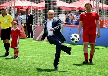 Putin, Kızıl Meydan'da futbol oynadı