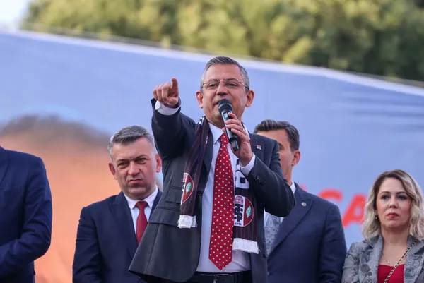 chp-lideri-ozgur-ozelin-ip-cambazligi-tepkiler-pes-pese-geldi-tipitip-ve-emanetci-arkadas-1711770803202.jpg CHP lideri Özgür Özel’in "İP" cambazlığı! Tepkiler peş peşe geldi: “Tipitip” ve “emanetçi arkadaş” - 3