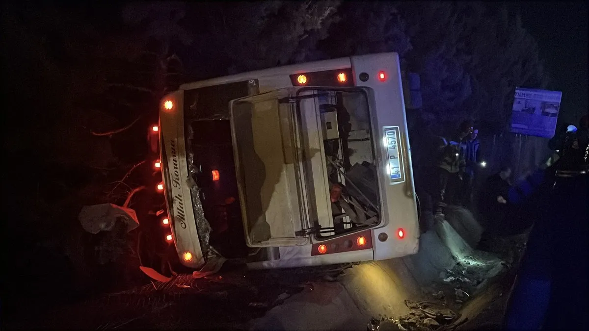 Otomobil ile servis midibüsü çarpıştı! 1’i ağır 8 yaralı