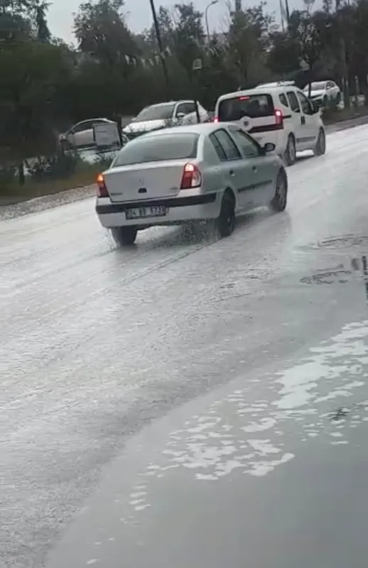 Tuzla'da korkutan köpük! Beyaz örtü yolları sardı - 1