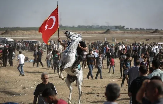 İsrail sınırına akın eden Filistinliler, Türk bayrağı taşıdı - 2