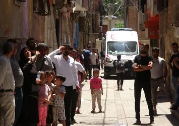 Diyarbakır’da çakmakla oynayan 4 yaşındaki çocuk evi yaktı: Pencereden alev topu çıktı