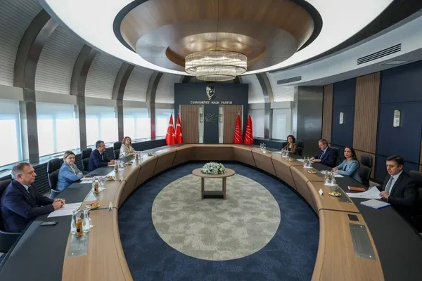 DEM Parti’den CHP’ye ziyaret! Özgür Özel’den DEM Parti’ye söz: İlişkilerimiz kamuoyu önünde açık ve şeffaf olarak sürecek