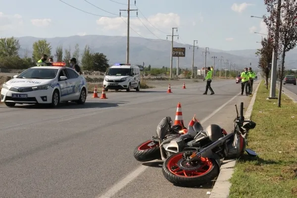 Erzincan’da motosiklet yayaya çarptı: 2 kişi ağır yaralandı - 1