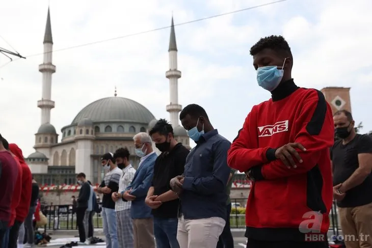 Vatandaşlar ilk namaz için Taksim Camii’nde!
