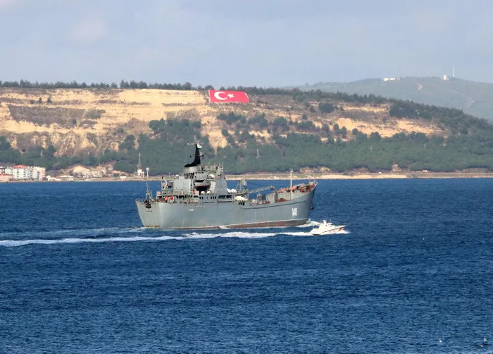 Rus savaş gemisi 'Orsk' Çanakkale Boğazı'ndan geçti - 1