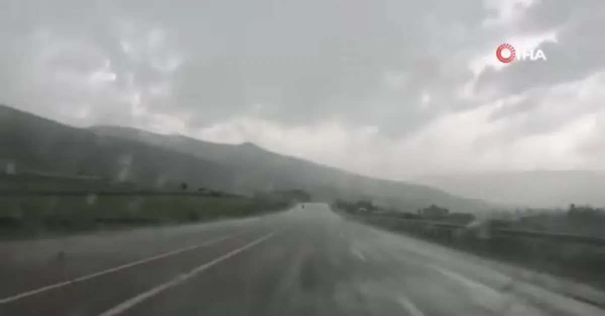 Erzincan’da dolu yağışı etkili oldu