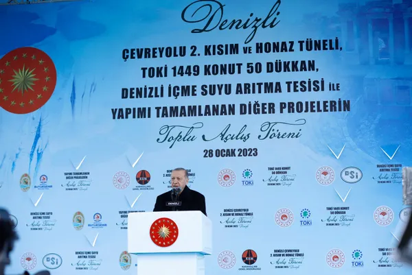 Denizli’de toplu açılış töreni: Başkan Erdoğan’dan muhalefete Yeter! Söz milletin afişi tepkisi