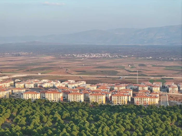 asrin-insa-seferberliginde-tamamlaniyor-42-gunde-105-bin-179-teslimat-daha-1766573313359.jpeg Hatay'daki deprem konutları