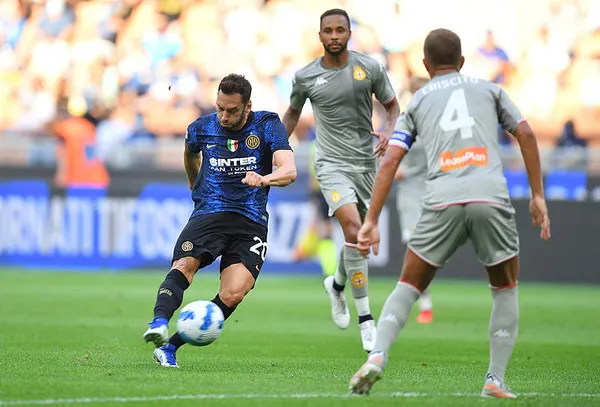 hakan-calhanoglu-interle-sezona-bomba-gibi-basladi-1629575369773.jpg Hakan Çalhanoğlu, Inter'le sezona bomba gibi başladı - 2