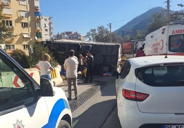 izmirde-feci-kaza-freni-patlayan-kamyon-dehset-sacti-1667052408483.jpg İzmir'de feci kaza! Freni patlayan kamyon dehşet saçtı - 3